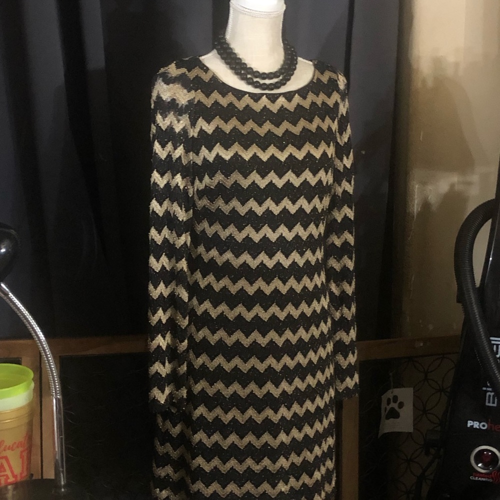 Cute dress.  Perfect with heels.  From shoulder to length is 37 in